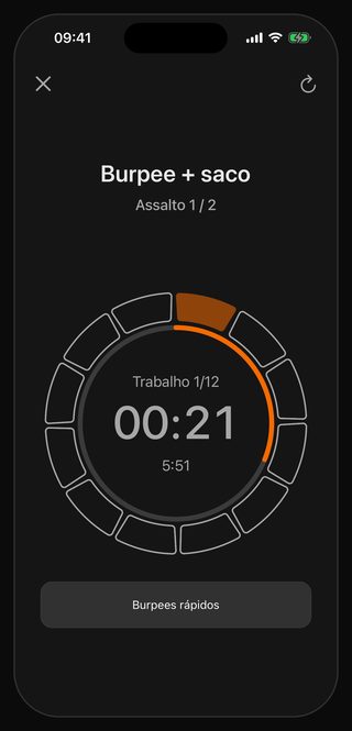 O timer do Bell rodando Burpee + saco: Assalto 1 / 2, Trabalho 1/12, 00:21 no relógio grande, 5:51 logo abaixo e, na faixa de baixo, Burpees rápidos