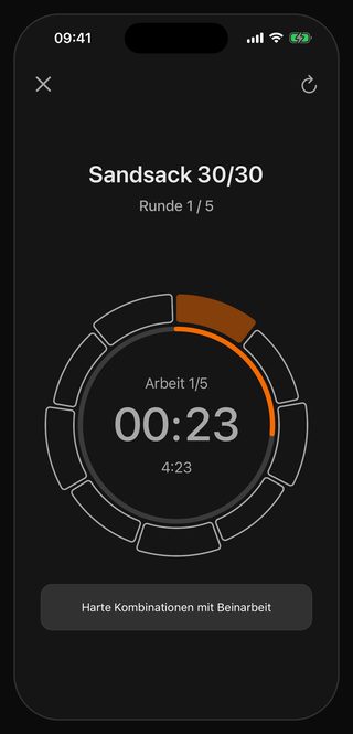 Der laufende Bell-Timer: Sandsack 30/30, Runde 1 / 5, Arbeit 1/5, 00:23 auf der Uhr, darunter 4:23 und der Hinweis Harte Kombinationen mit Beinarbeit